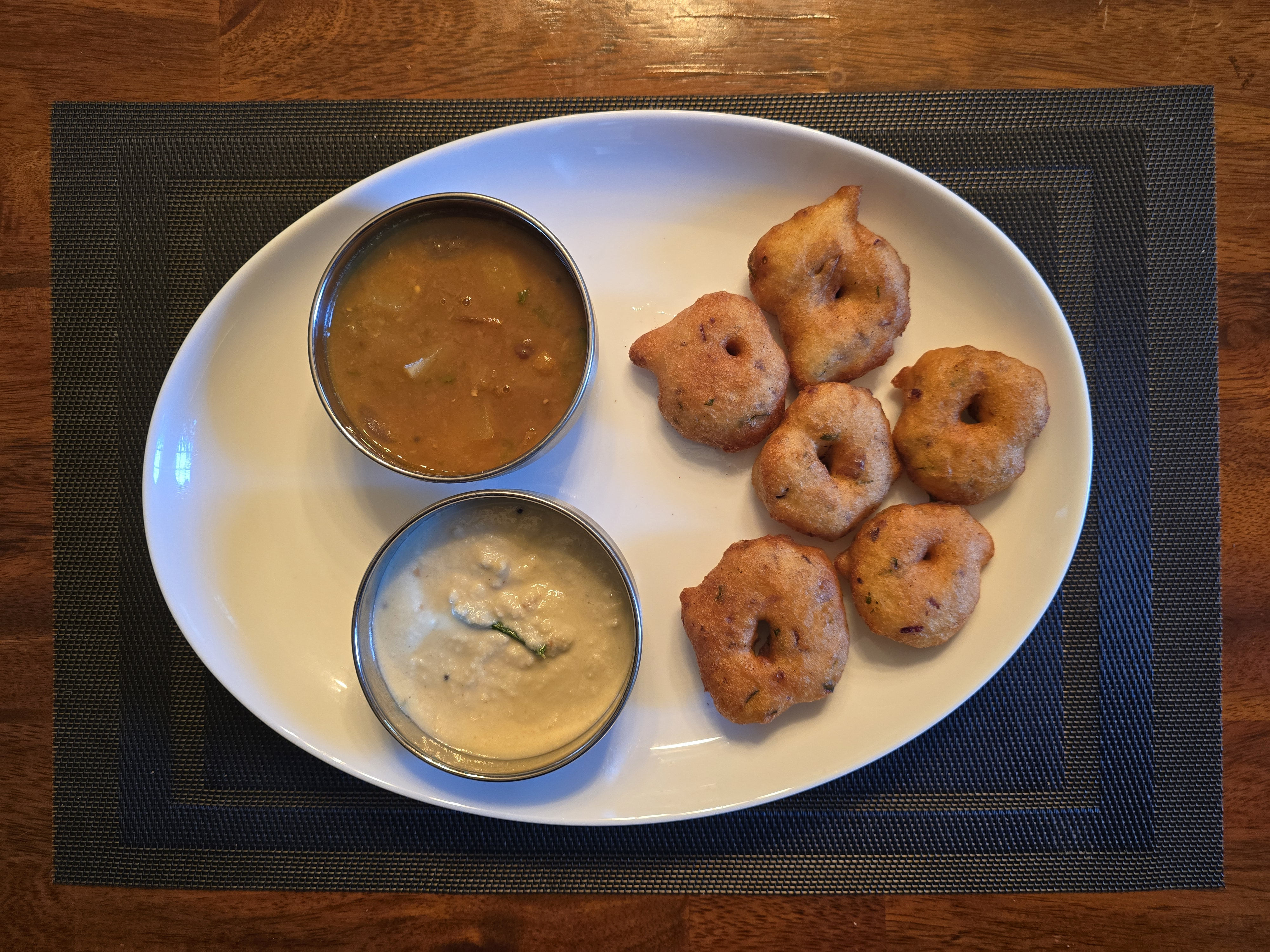 Medu vadai with chutney and sambhar